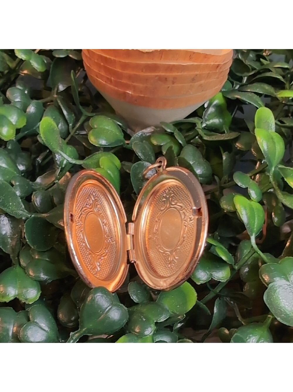 Vintage Gold Scalloped Framed Locket